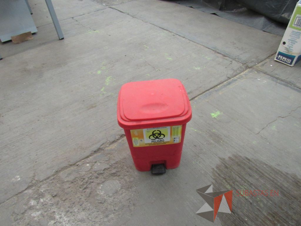 Lote 179 - (Más de 400 artículos), Contenedores para basura, Cubetas, Recogedores, Persianas... - Imagen 38