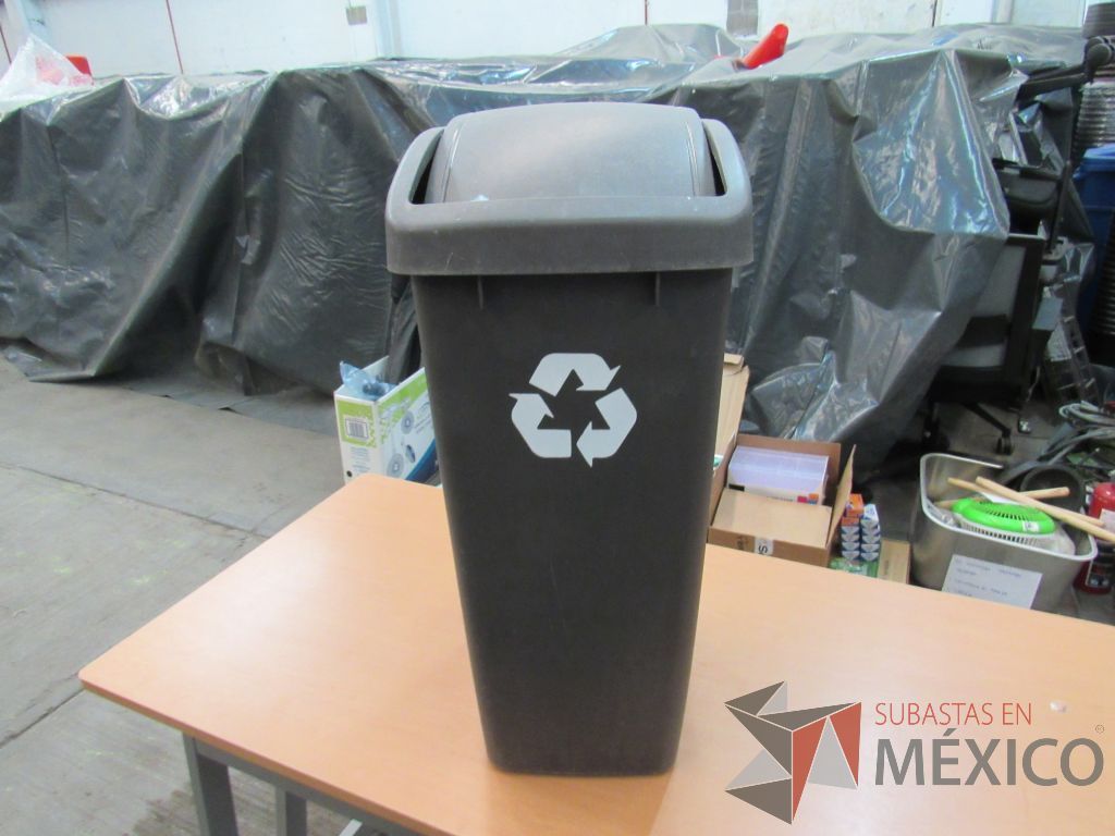 Lote 179 - (Más de 400 artículos), Contenedores para basura, Cubetas, Recogedores, Persianas... - Imagen 45