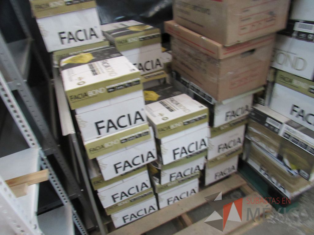 Lote 184 - Carpetas, Paquetes de hojas, Sobre bolsas, Engrapadoras y más - Imagen 104