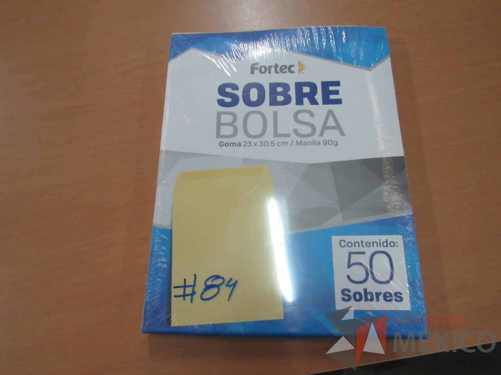 Lote 184 - Carpetas, Paquetes de hojas, Sobre bolsas, Engrapadoras y más - Imagen 132