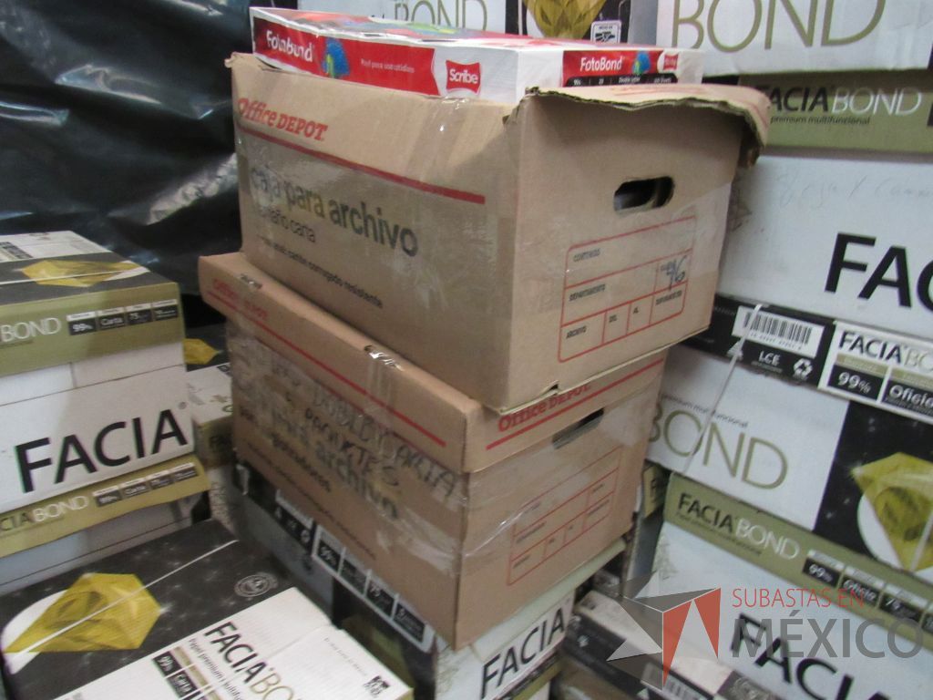 Lote 184 - Carpetas, Paquetes de hojas, Sobre bolsas, Engrapadoras y más - Imagen 92