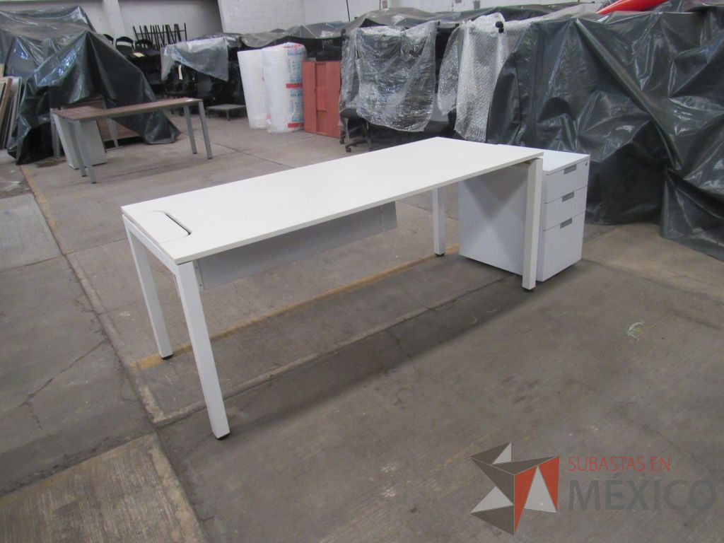 Lote 006 - Escritorio con base metálica, archivero de pedestal de 3 cajones color blanco.