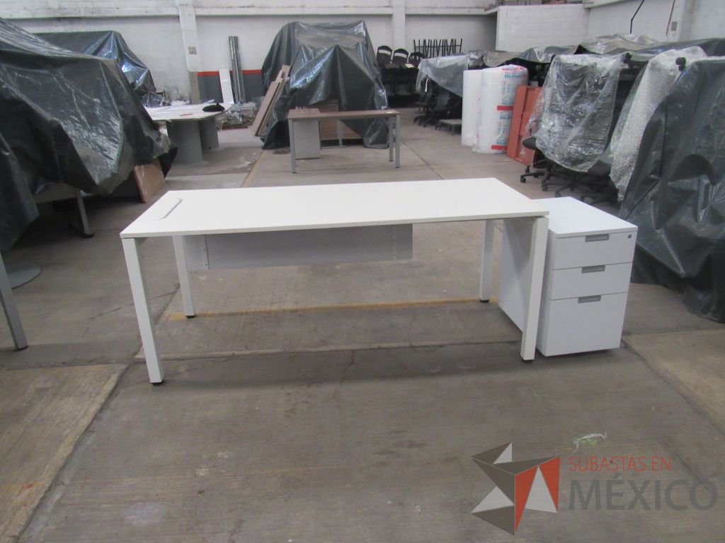 Lote 021 - 2 Escritorios con base metálica, archivero de pedestal de 3 cajones color blanco - Imagen 2