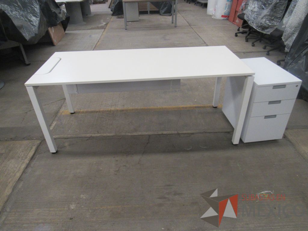 Lote 006 - Escritorio con base metálica, archivero de pedestal de 3 cajones color blanco. - Imagen 3