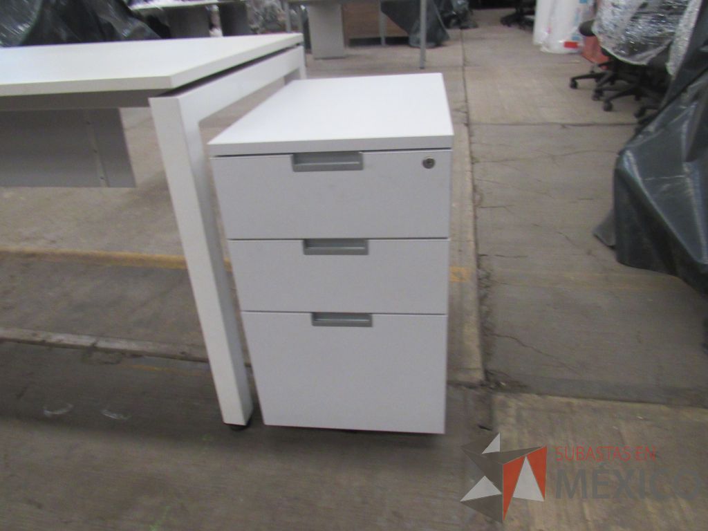Lote 006 - Escritorio con base metálica, archivero de pedestal de 3 cajones color blanco. - Imagen 4