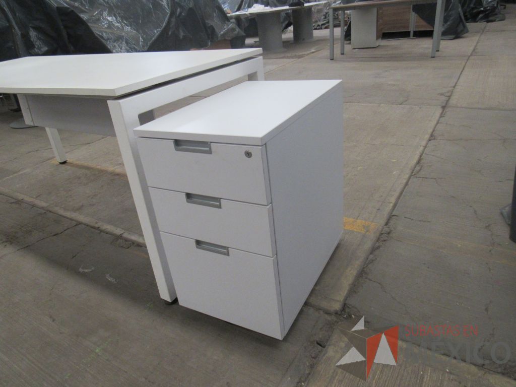 Lote 006 - Escritorio con base metálica, archivero de pedestal de 3 cajones color blanco. - Imagen 5