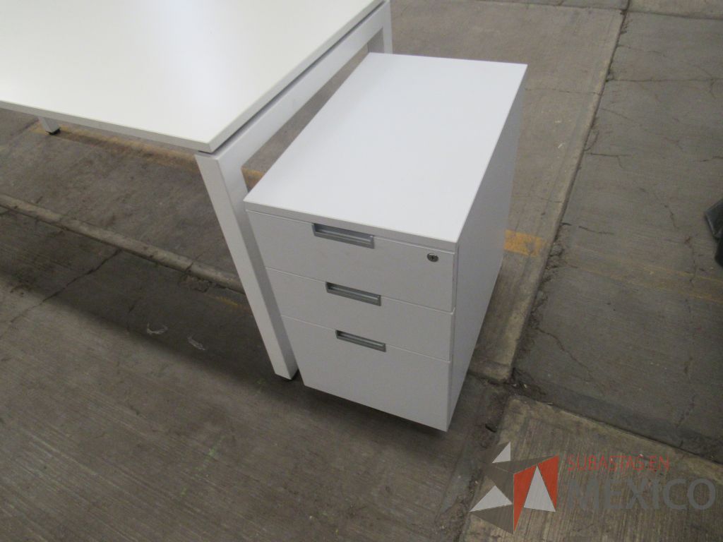 Lote 006 - Escritorio con base metálica, archivero de pedestal de 3 cajones color blanco. - Imagen 6