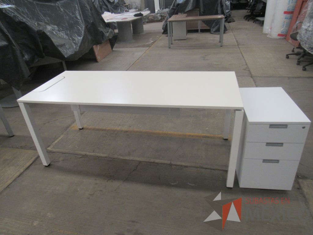 Lote 006 - Escritorio con base metálica, archivero de pedestal de 3 cajones color blanco. - Imagen 7