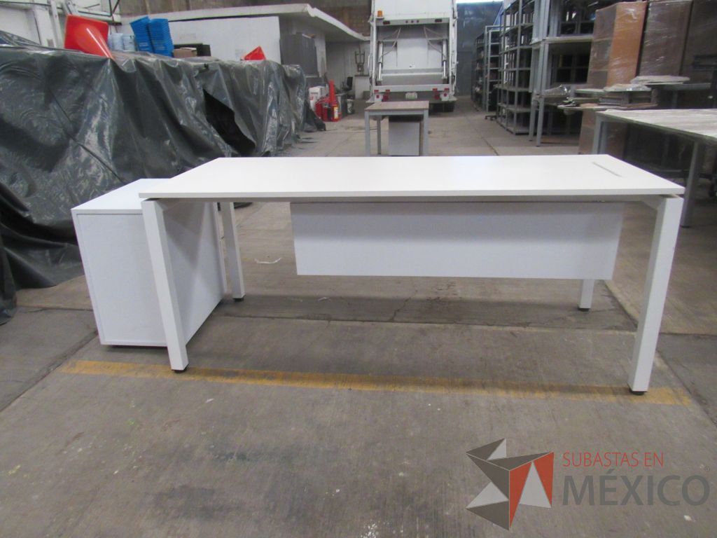 Lote 006 - Escritorio con base metálica, archivero de pedestal de 3 cajones color blanco. - Imagen 8