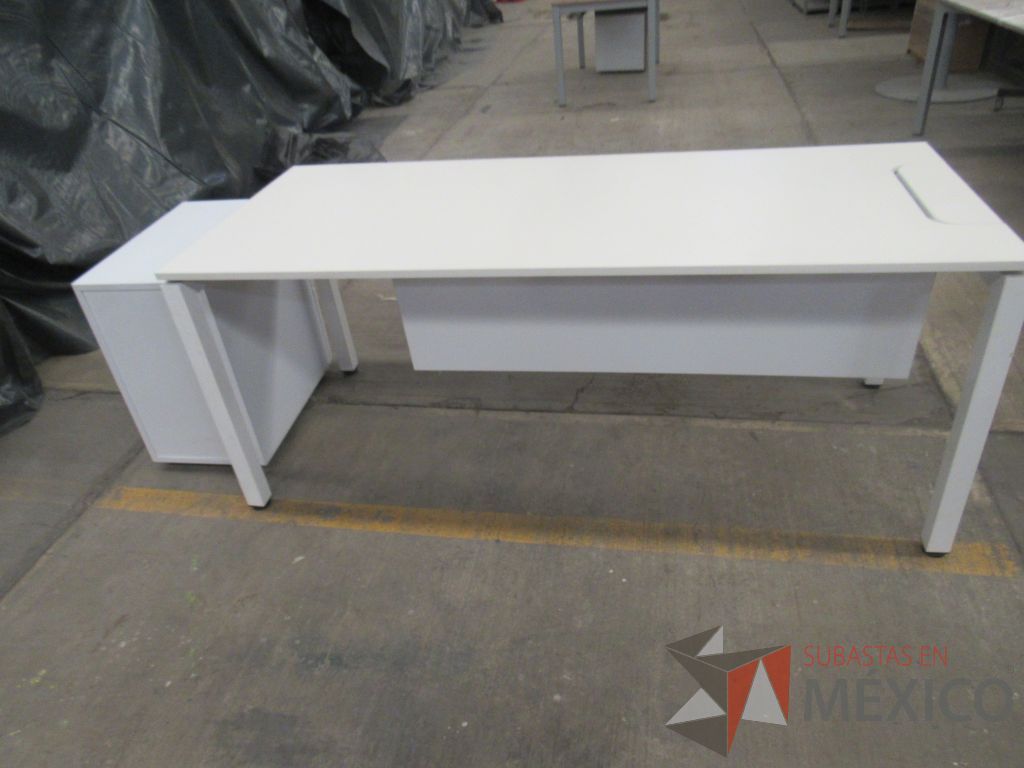 Lote 006 - Escritorio con base metálica, archivero de pedestal de 3 cajones color blanco. - Imagen 9