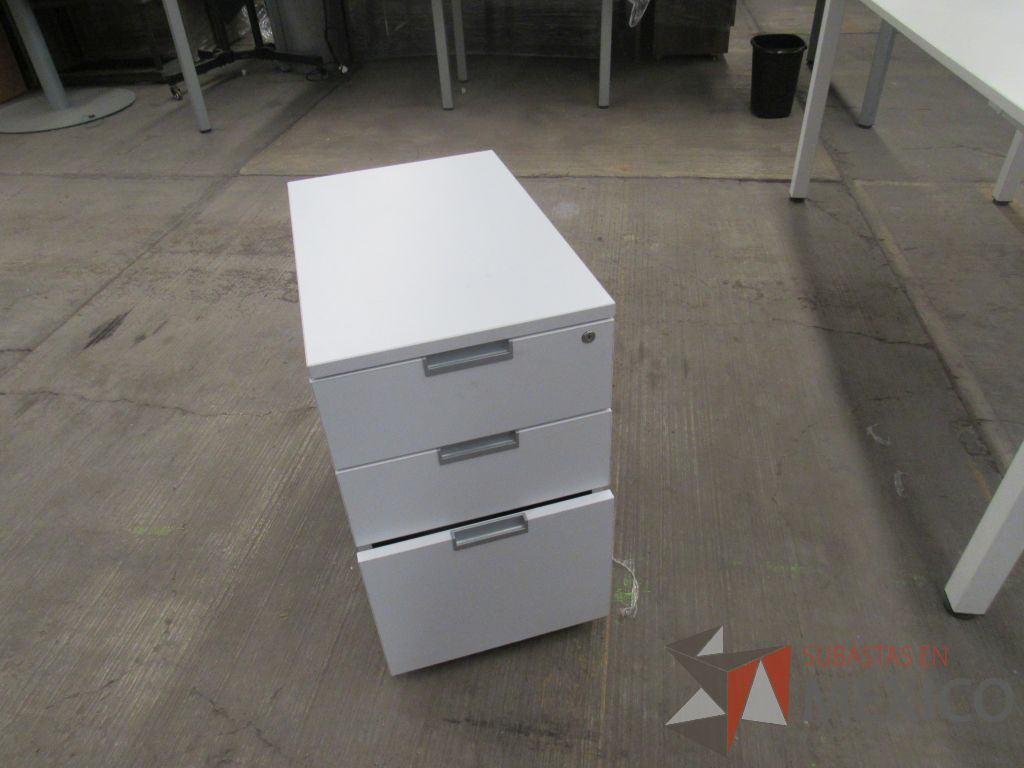 Lote 006 - Escritorio con base metálica, archivero de pedestal de 3 cajones color blanco. - Imagen 12