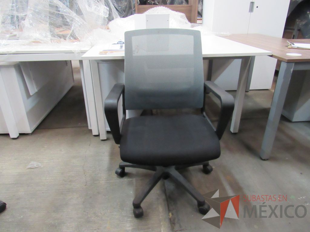 Lote 015 - 5 Sillas operativas con ruedas, asiento en tela y respaldo en malla color gris - Imagen 2