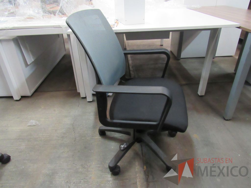 Lote 015 - 5 Sillas operativas con ruedas, asiento en tela y respaldo en malla color gris - Imagen 3