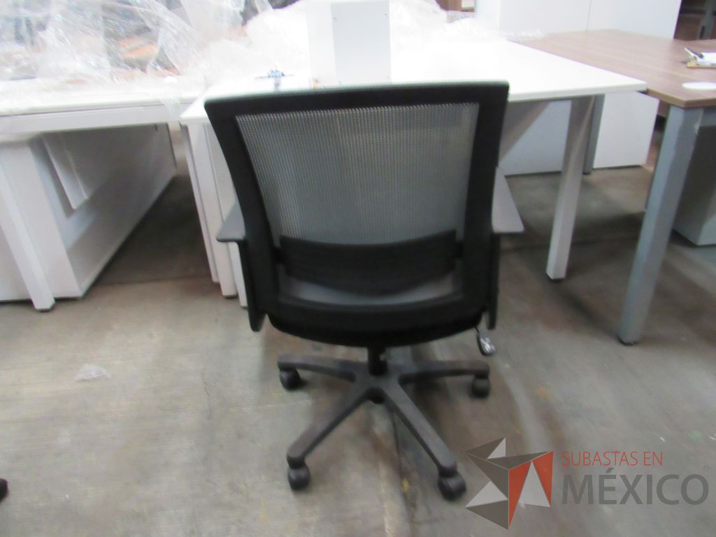Lote 015 - 5 Sillas operativas con ruedas, asiento en tela y respaldo en malla color gris - Imagen 4