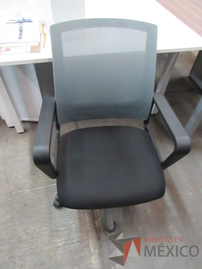 Lote 015 - 5 Sillas operativas con ruedas, asiento en tela y respaldo en malla color gris - Imagen 5