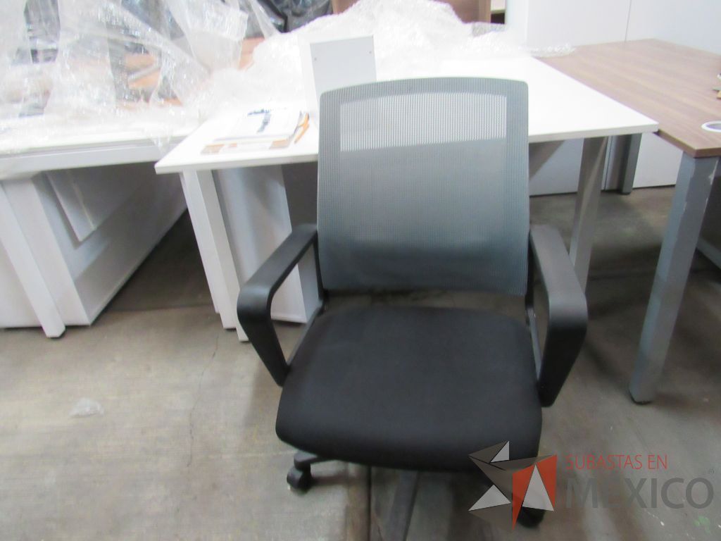 Lote 015 - 5 Sillas operativas con ruedas, asiento en tela y respaldo en malla color gris - Imagen 6