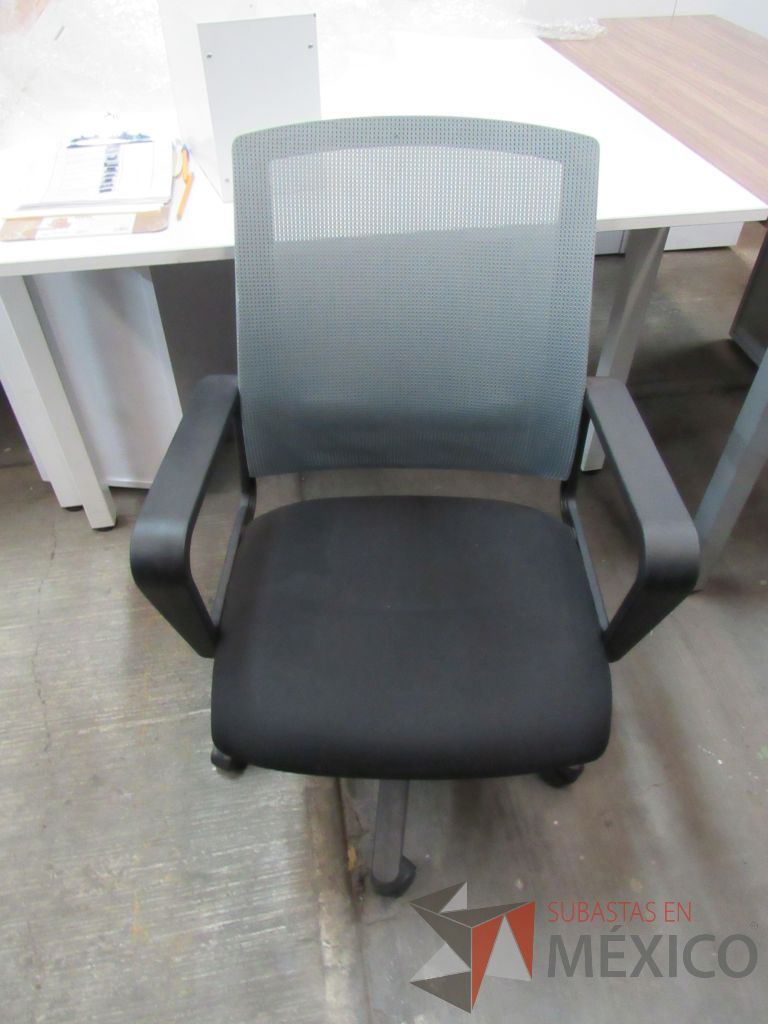 Lote 015 - 5 Sillas operativas con ruedas, asiento en tela y respaldo en malla color gris - Imagen 7