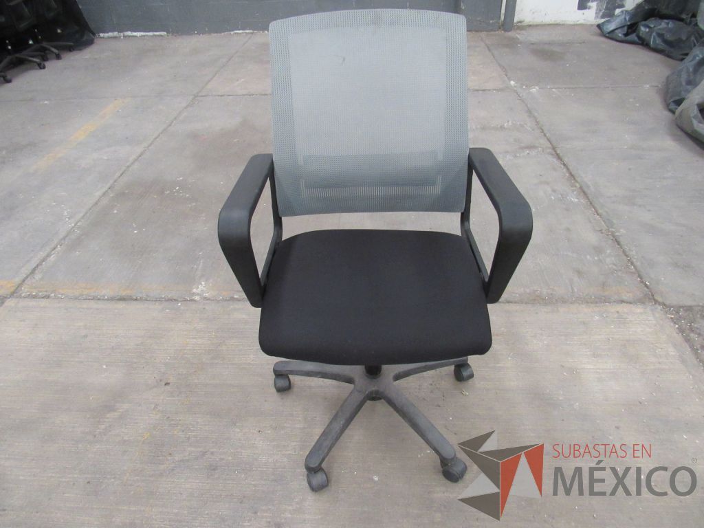 Lote 015 - 5 Sillas operativas con ruedas, asiento en tela y respaldo en malla color gris