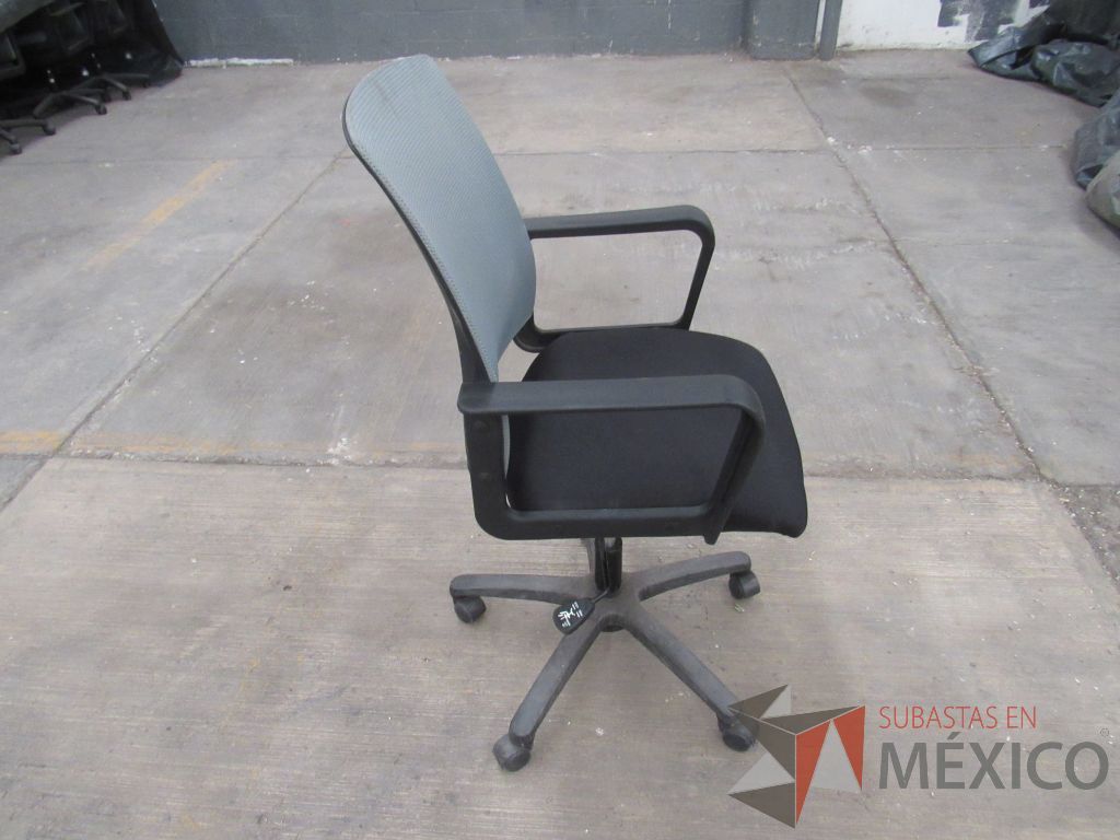 Lote 015 - 5 Sillas operativas con ruedas, asiento en tela y respaldo en malla color gris - Imagen 8