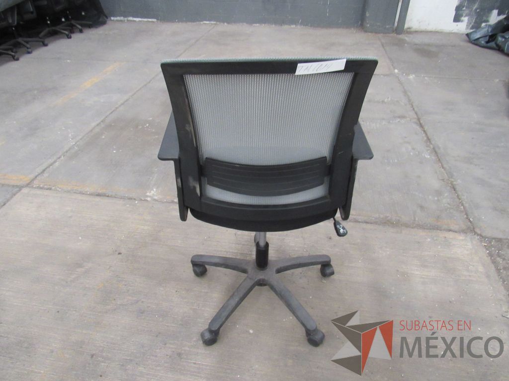 Lote 015 - 5 Sillas operativas con ruedas, asiento en tela y respaldo en malla color gris - Imagen 9