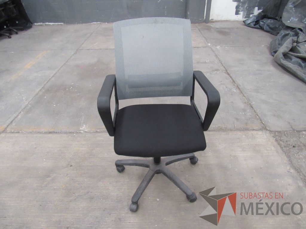 Lote 015 - 5 Sillas operativas con ruedas, asiento en tela y respaldo en malla color gris - Imagen 10