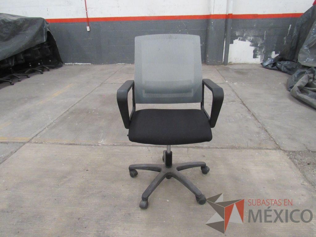 Lote 015 - 5 Sillas operativas con ruedas, asiento en tela y respaldo en malla color gris - Imagen 11
