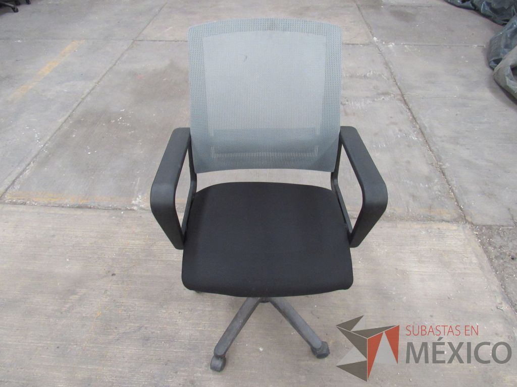 Lote 015 - 5 Sillas operativas con ruedas, asiento en tela y respaldo en malla color gris - Imagen 12