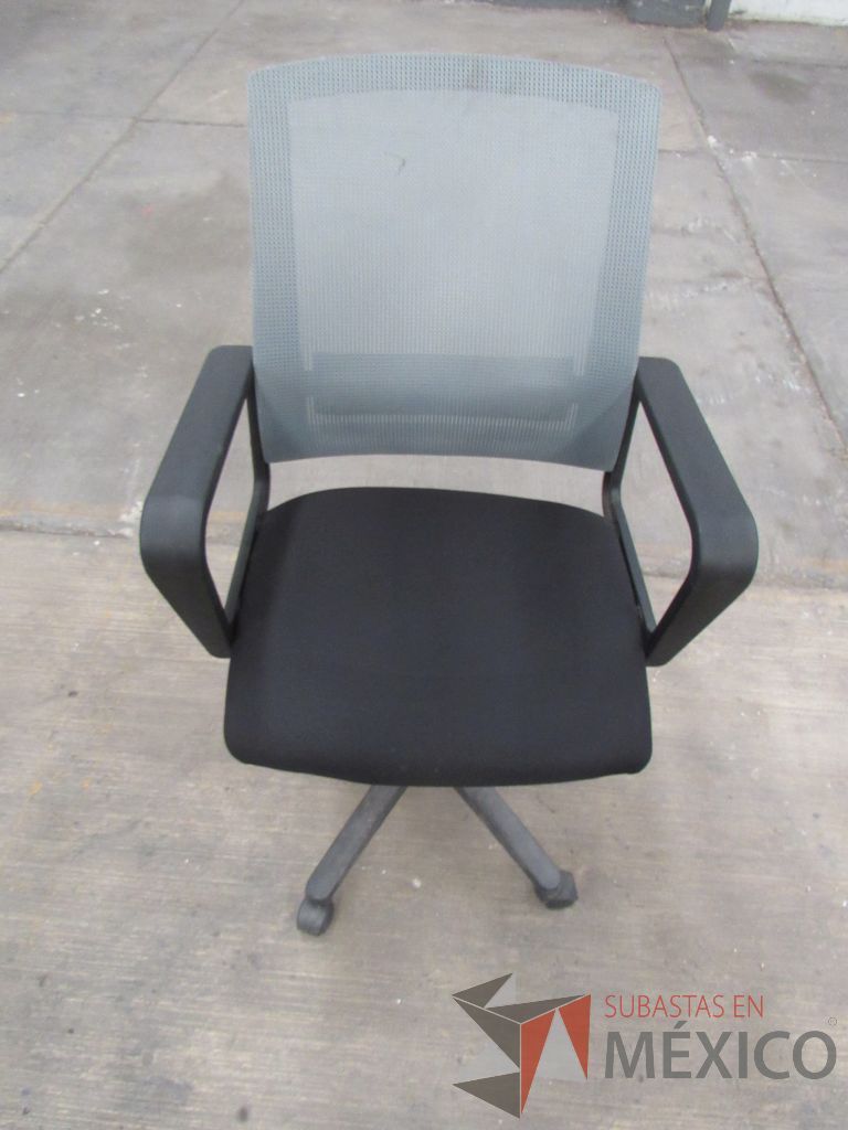 Lote 015 - 5 Sillas operativas con ruedas, asiento en tela y respaldo en malla color gris - Imagen 13