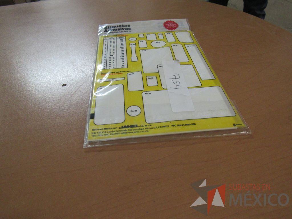 Lote 184 - Carpetas, Paquetes de hojas, Sobre bolsas, Engrapadoras y más - Imagen 144