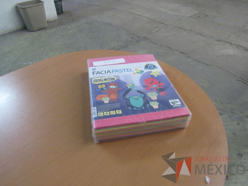 Lote 184 - Carpetas, Paquetes de hojas, Sobre bolsas, Engrapadoras y más - Imagen 150