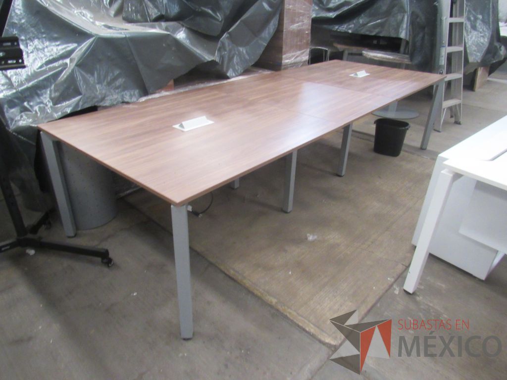 Lote 022 - Mesa de sala de juntas para 10 personas con base metálica y cubierta color café en 3 pieza