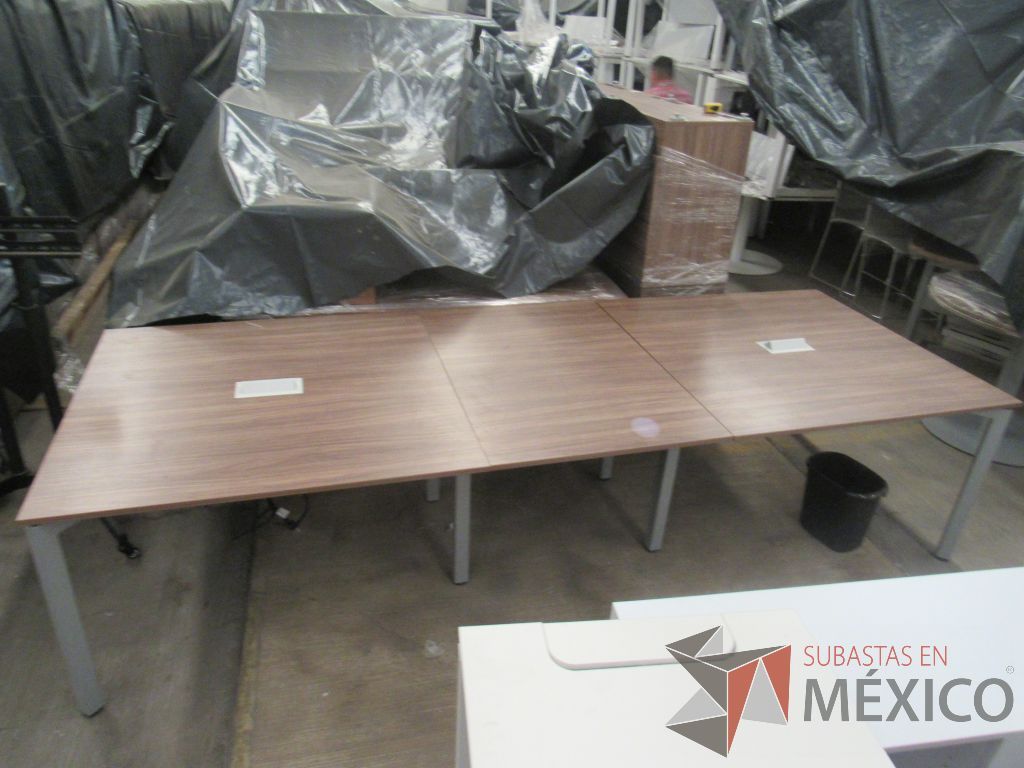 Lote 022 - Mesa de sala de juntas para 10 personas con base metálica y cubierta color café en 3 pieza - Imagen 10