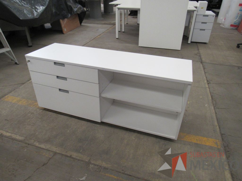 Lote 094 - Credenza con 3 cajones y 1 entrepaño tipo madera color blanco