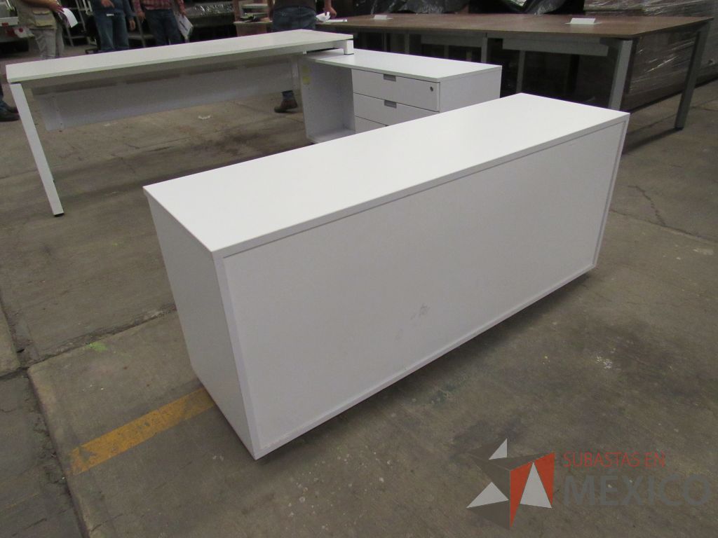 Lote 094 - Credenza con 3 cajones y 1 entrepaño tipo madera color blanco - Imagen 2