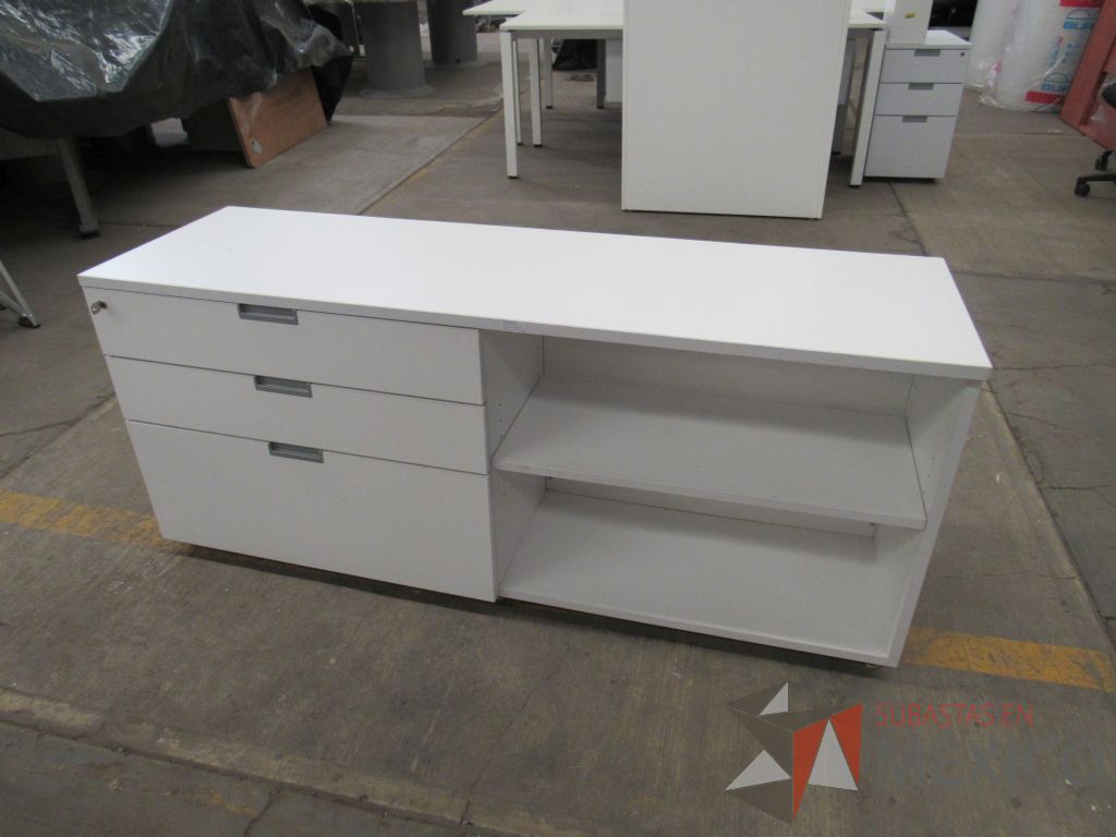 Lote 094 - Credenza con 3 cajones y 1 entrepaño tipo madera color blanco - Imagen 3