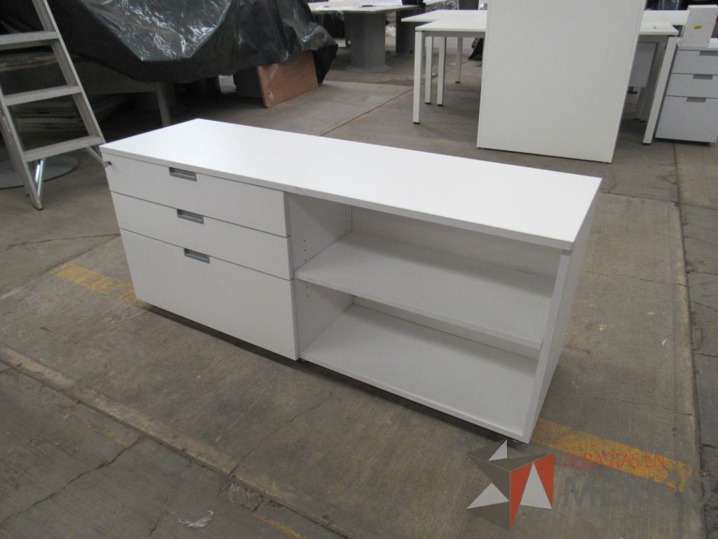Lote 094 - Credenza con 3 cajones y 1 entrepaño tipo madera color blanco - Imagen 4