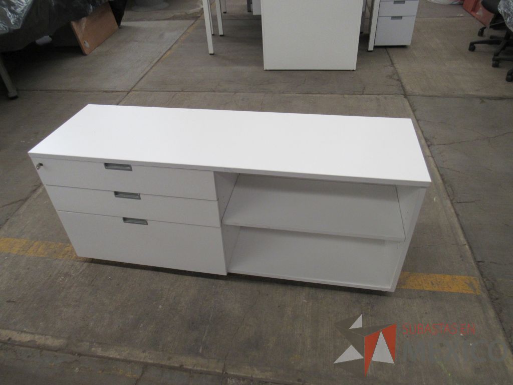 Lote 094 - Credenza con 3 cajones y 1 entrepaño tipo madera color blanco - Imagen 5
