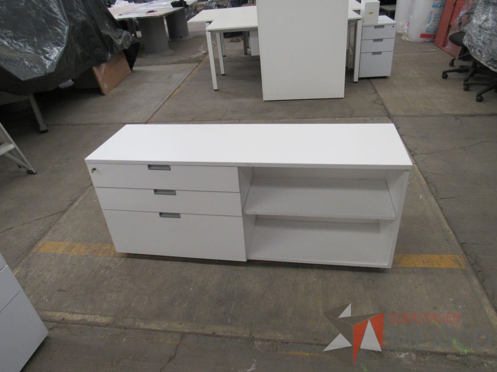 Lote 094 - Credenza con 3 cajones y 1 entrepaño tipo madera color blanco - Imagen 6