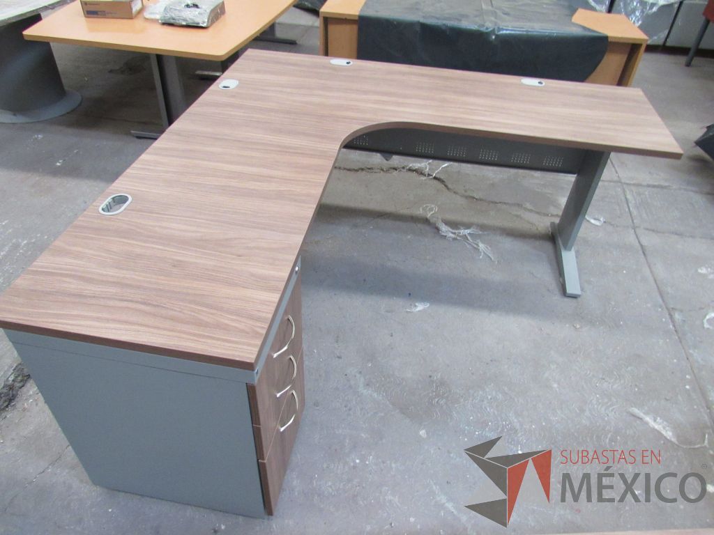 Lote 065 - Escritorio en herradura con base metálica, archivero de pedestal de 3 cajones y cubierta color café con terminación rectangular