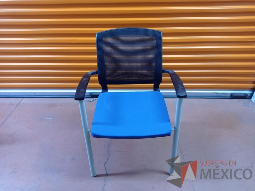 Lote 052 - 4 silla de visita con asiento azul y respaldo negro