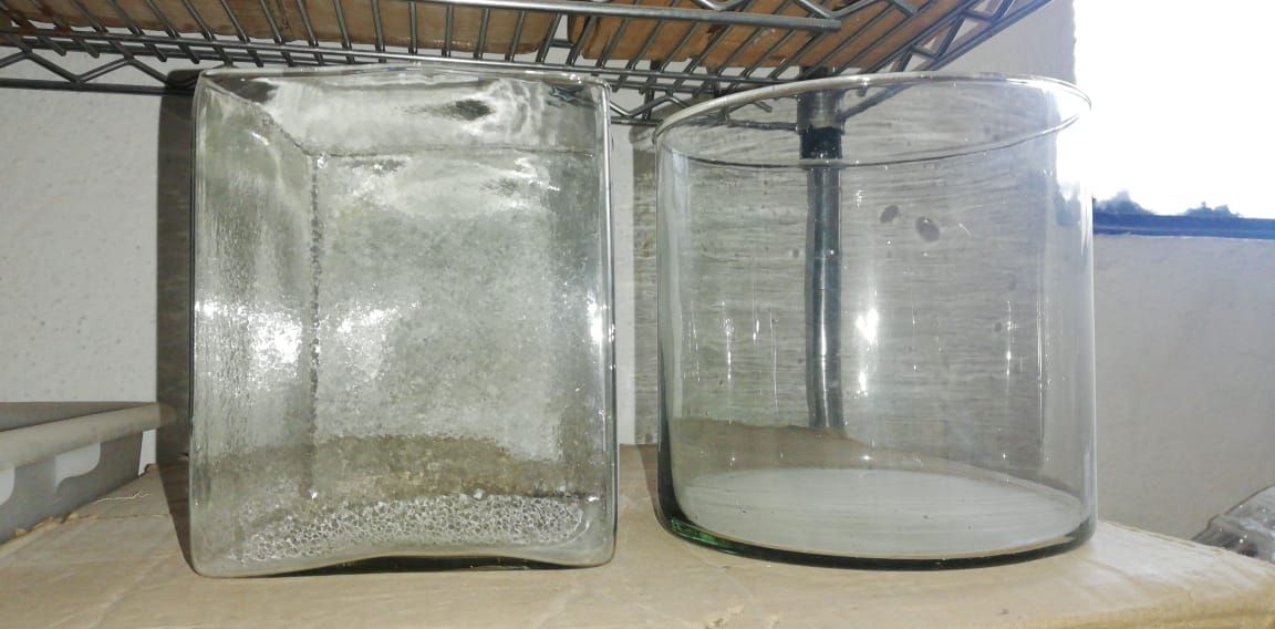 Lote 187 - 21 Floreros de cristal, 7 cudrados 15 cms alto, 3 cuadrados 11 cms alto, 7 peceras de 10 cms de alto, 4 cilindros 15 cms de alto