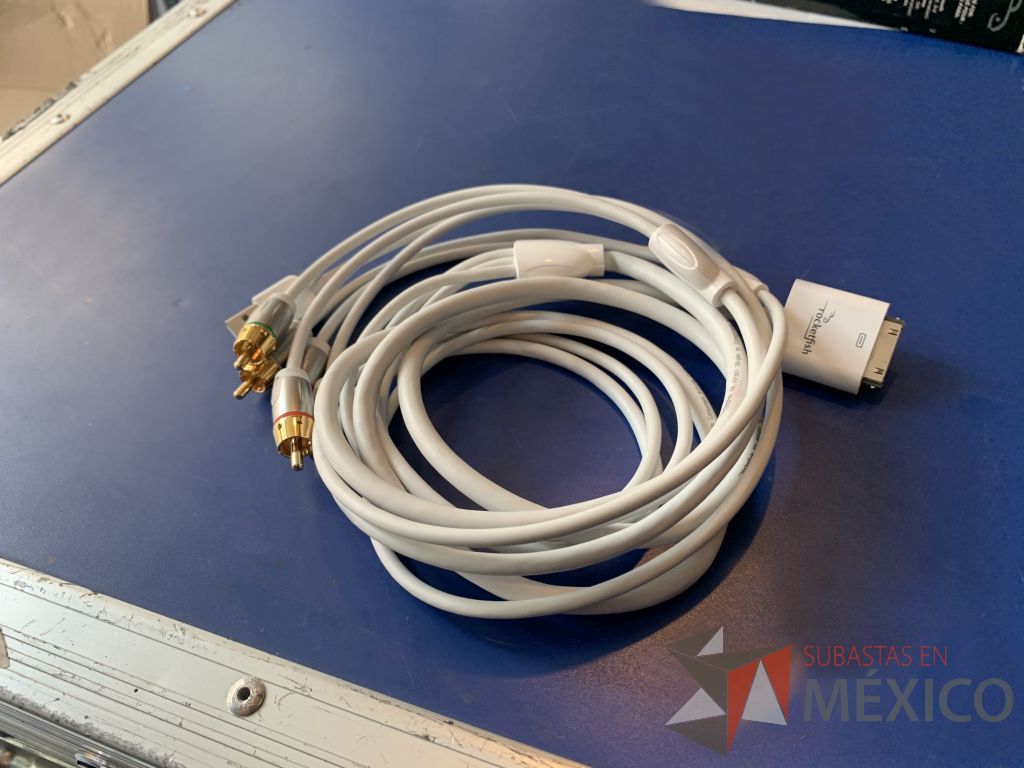 Lote 051 – 1 Cable AV/USB p/IPAD,2 adaptadores minidisplay a VGA original Apple,1 adaptador VGA a IPOD original Apple,1 adaptador VGA a HDMI,5 divisores VGA de 2 vias, 1 multiplexor Steren COM-315