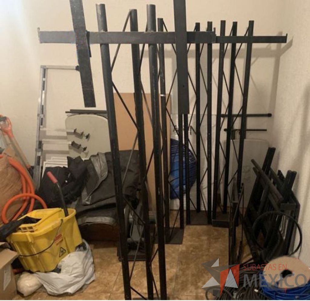 Lote 024 – 4 Bases alta para colgar pantalla, estructura metálica y ganchos - Imagen 3