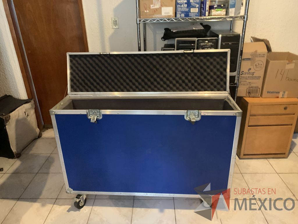 Lote 007 - Case profesional para protección pantallas, con manijas, chapas y ruedas