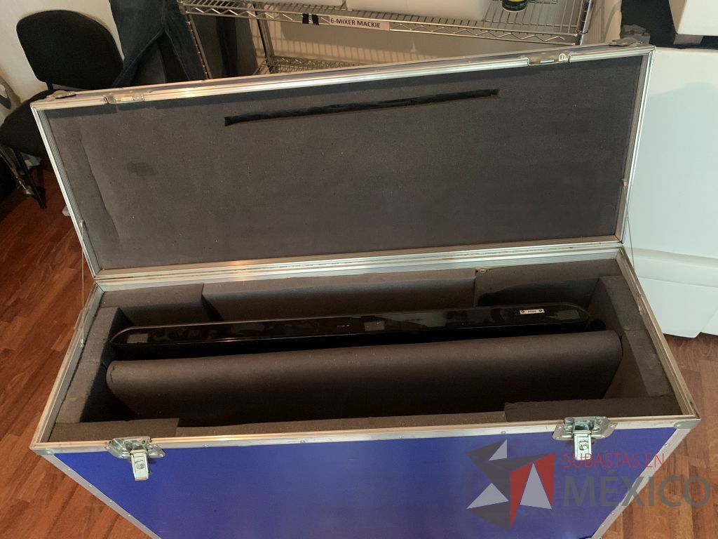 Lote 004 – Case profesional para protección pantallas, con manijas, chapas y ruedas 120x40x87 cm - Imagen 2