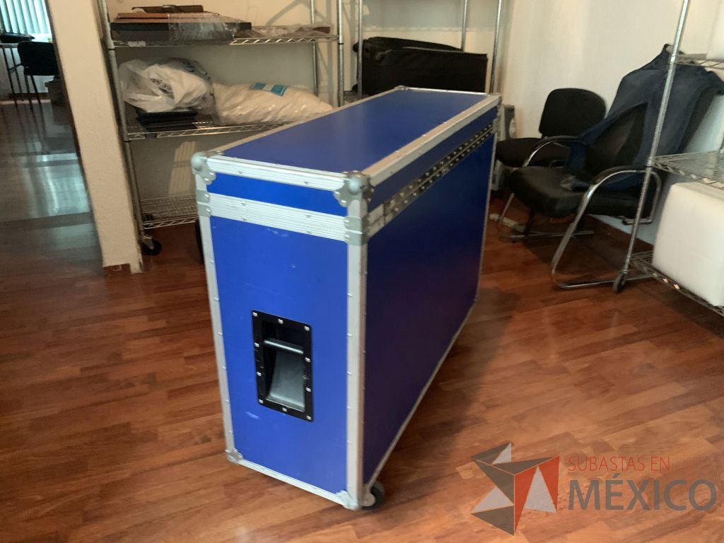 Lote 004 – Case profesional para protección pantallas, con manijas, chapas y ruedas 120x40x87 cm - Imagen 4