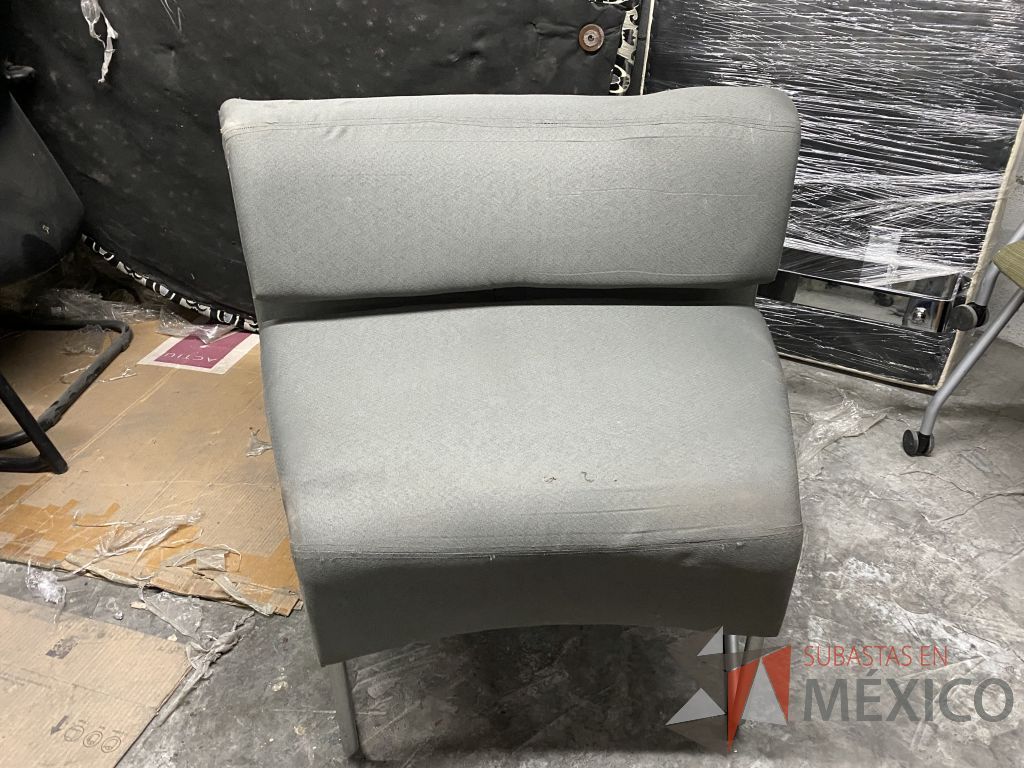 Lote 081 - 3 Sillones de 1 plaza con base metálica, asiento y respaldo en tela color gris