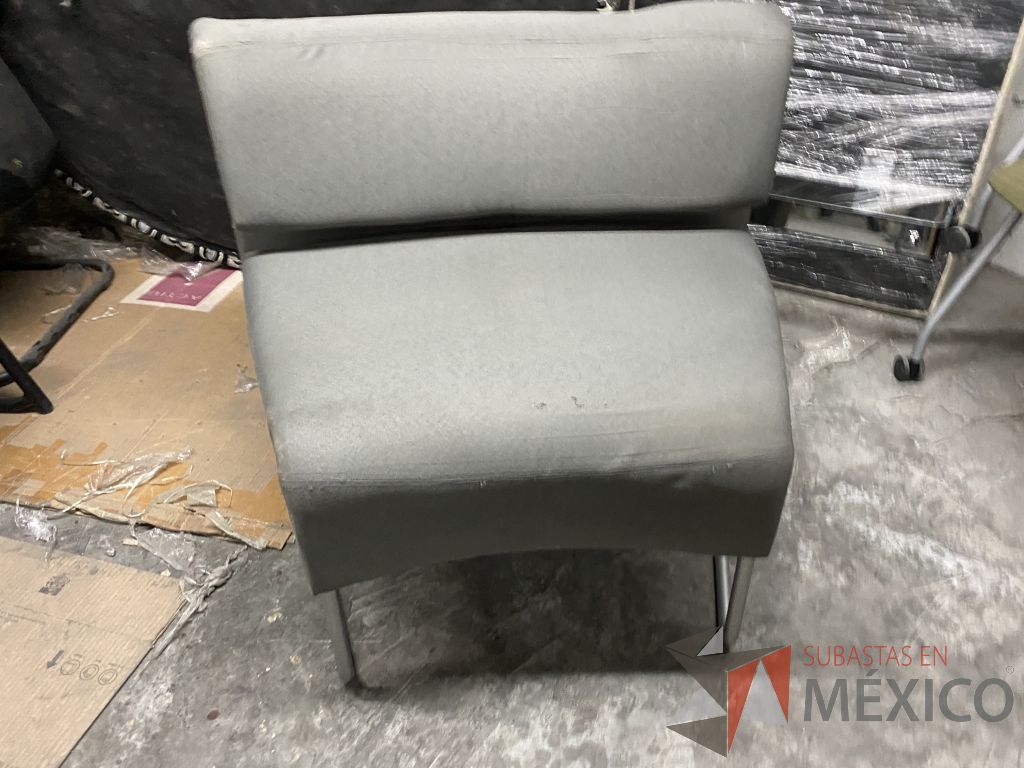 Lote 081 - 3 Sillones de 1 plaza con base metálica, asiento y respaldo en tela color gris - Imagen 2