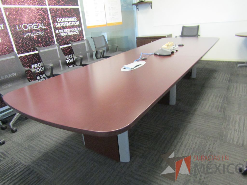 Lote 017 - Mesa de sala de juntas para 10 personas con accesorios para conexión. - Imagen 2