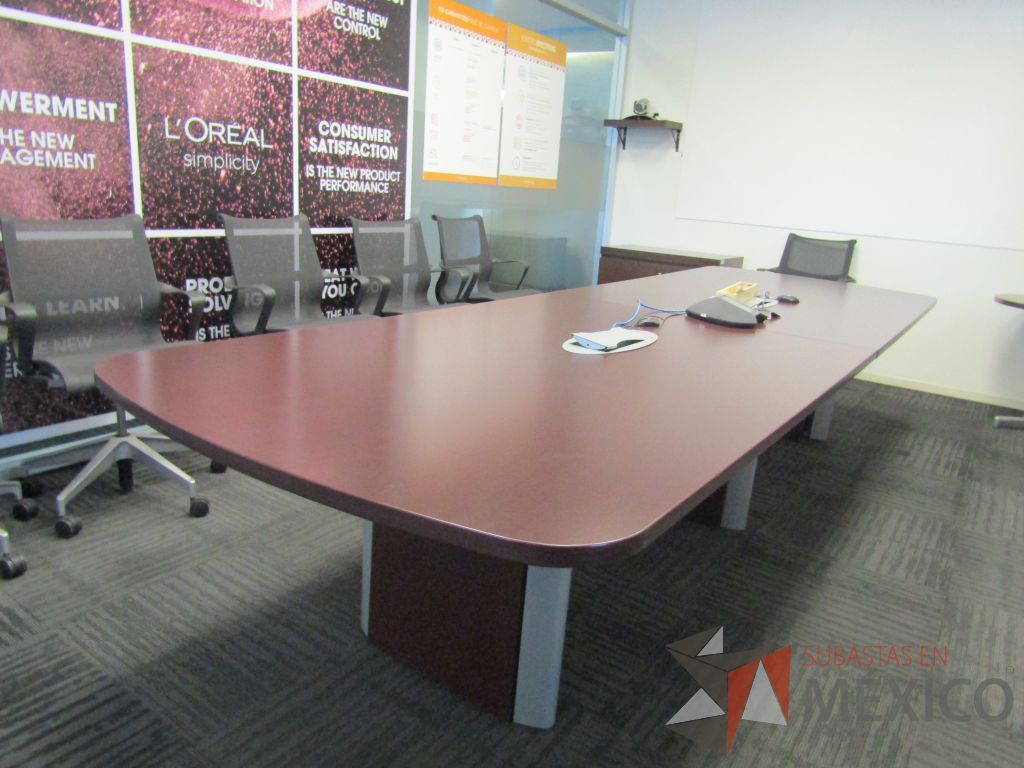 Lote 017 - Mesa de sala de juntas para 10 personas con accesorios para conexión. - Imagen 4